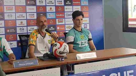 Jelang Derbi Panas, Eduardo Perez Tegas: Persebaya Harus Menang Foto BeritaJatim.com