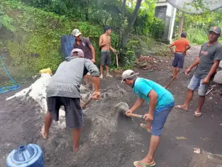Polemik Jalan Plosok Menyono Probolinggo: Warga Perbaiki Swadaya, Kades Sebut Bukan Prioritas Pembangunan Foto BeritaJatim.com