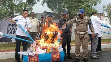 Pemkab Sumenep dan Bea Cukai Madura Musnahkan 28 Ribu Batang Rokok Ilegal Foto BeritaJatim.com