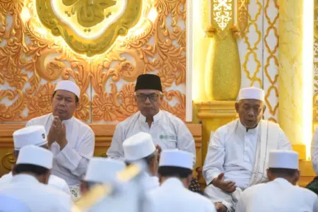 Hadiri Majlis Dzikir Jamaah Al Khidmah, Gus Qowim Tekankan Pentingnya Akhlak di Tengah Dinamika Sosial Foto BeritaJatim.com