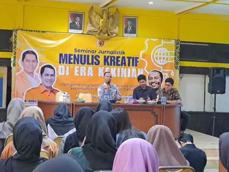 Adies Kadir Tanamkan Nilai Integritas Digital Lewat Seminar Jurnalistik MKGR Surabaya Foto BeritaJatim.com