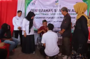 Tangis Haru Ansari Serahkan Bantuan Bagi Penyandang Disabilitas di Pamekasan Foto BeritaJatim.com