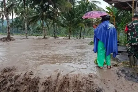 Banjir Lahar Gunung Semeru di Lumajang Jebol Tanggul dan Putus Akses Antarkecamatan Foto BeritaJatim.com