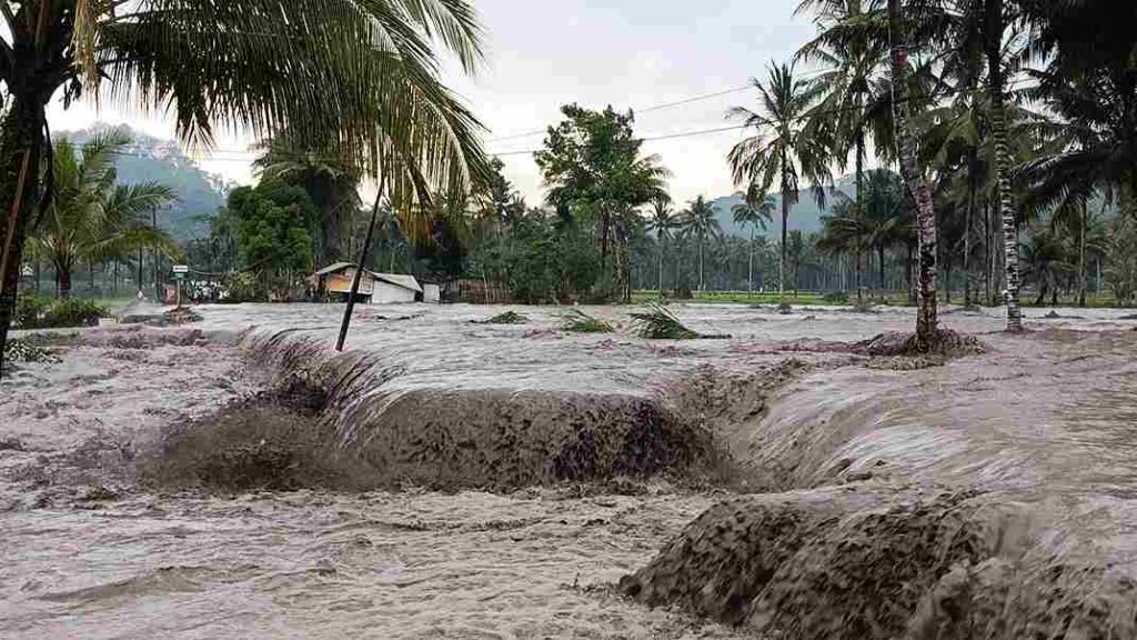 Banjir Lahar Semeru Berbau Belerang, PVMBG Deteksi Aktivitas Vulkanik Meningkat Foto BeritaJatim.com