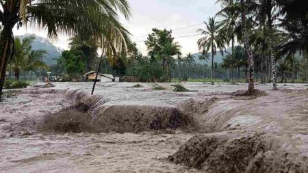 Banjir Lahar Semeru Berbau Belerang, PVMBG Deteksi Aktivitas Vulkanik Meningkat Foto BeritaJatim.com