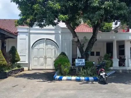 Begini Kronologi OTT Bupati Ponorogo oleh KPK, Penyidik Gunakan 3 Mobil Hitam Foto BeritaJatim.com
