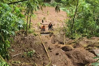 Seorang Lansia Luka Akibat Longsor di Panekan, BPBD Magetan Imbau Warga Waspada Cuaca Ekstrem Foto BeritaJatim.com