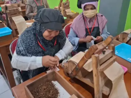 Pakai Uang DBHCHT Blitar, 15 Sampel Rokok Dikirim ke Jember Pastikan Layak Edar Foto BeritaJatim.com