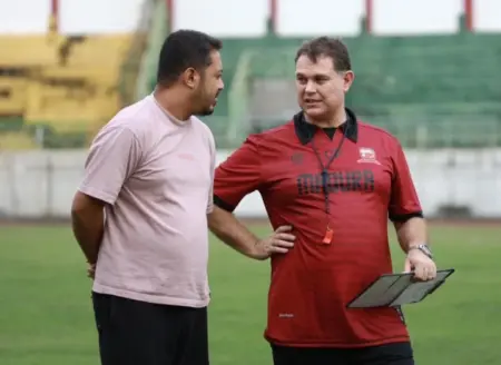 Upaya Carlos Periera Terapkan Permainan Ala Samba di Madura United Foto BeritaJatim.com