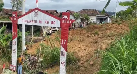 Longsor Pulung Ponorogo Putuskan Jalan Poros Desa dan Isolasi Ratusan Warga Foto BeritaJatim.com
