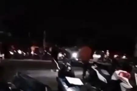 Ricuh di Pandaan Pasuruan Diduga Bonek dan Aremania, Warga Panik Foto BeritaJatim.com