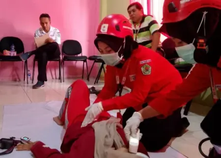 Personel KSR PMI Pamekasan Jalani Uji Kompetensi Pertolongan Pertama Foto BeritaJatim.com