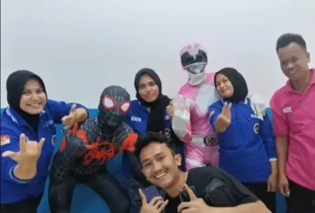 Power Rangers dan Spiderman Salurkan Menu MBG di Pamekasan Foto BeritaJatim.com