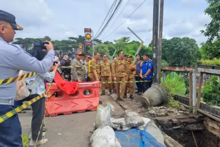 Wali Kota dan Wawali Malang Tinjau Jembatan Embong Brantas Ambrol Foto BeritaJatim.com