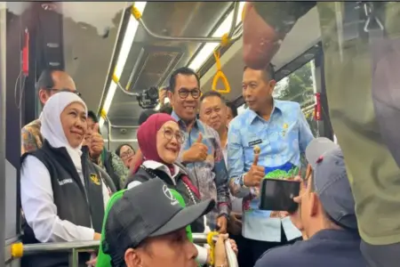 Bus Trans Jatim Koridor I Malang Raya Resmi Diluncurkan, Khofifah: Bangun Konektivitas Aman dan Nyaman Foto BeritaJatim.com