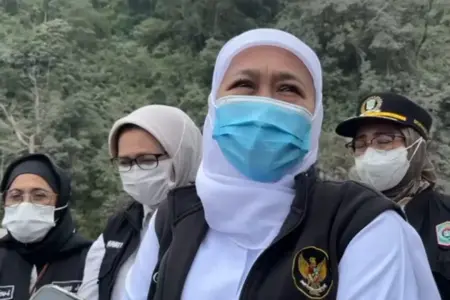 Pantau Dampak Erupsi Semeru di Lumajang, Gubernur Jatim Tegaskan Keselamatan Warga Jadi Prioritas Foto BeritaJatim.com