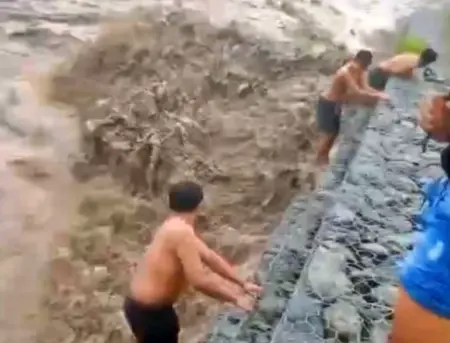 3 Pemuda Lumajang Nekat Mandi Saat Banjir Lahar Semeru Minta Maaf Foto BeritaJatim.com