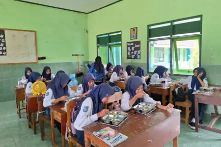 Ketika Kotak Makan Mengubah Hidup: Kisah Anak-anak Maospati dan Secarik Harapan pada MBG Foto BeritaJatim.com