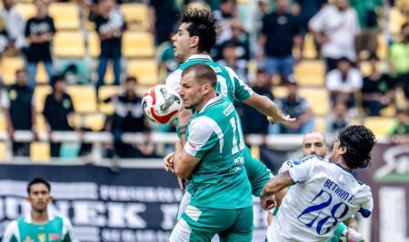 Persebaya Ditahan Arema FC 1-1, Dime Dimov Cetak Gol Bunuh Diri Foto BeritaJatim.com