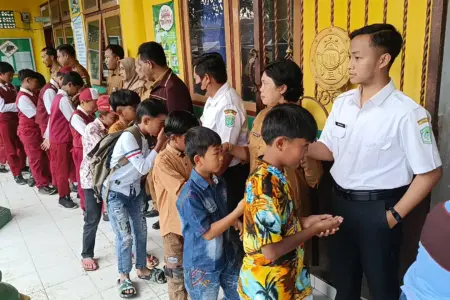 Gedung Diterjang Banjir Lahar Semeru, Siswa SDN Supiturang 2 Lumajang Numpang Belajar di Sekolah Lain Foto BeritaJatim.com