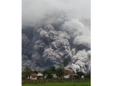 Status Gunung Semeru Naik ke Level Awas, Erupsi dan Awan Panas Terjadi Beruntun Foto BeritaJatim.com