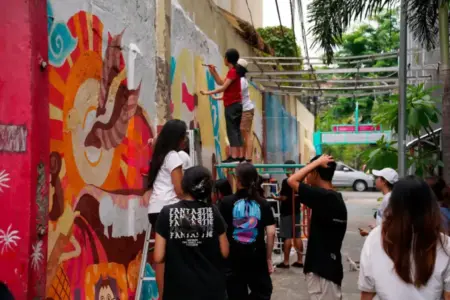 Hari Pahlawan, UC Surabaya Terjunkan Mahasiswa Perangi Stunting Lewat Tempe dan Mural Foto BeritaJatim.com