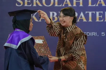 Mbak Cicha Mewisuda Ribuan Lansia Dalam Program Selantang di Kediri Foto BeritaJatim.com