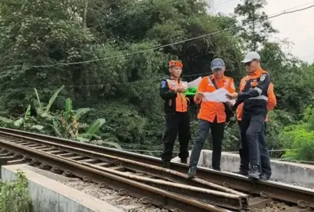 Jalan Kaki 8,2 KM, Pimpinan KAI Daop 7 Sisir Titik Rawan di Jalur Talun-Garum Blitar Foto BeritaJatim.com