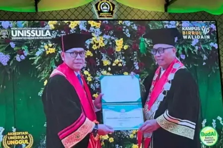 Adies Kadir Resmi Sandang Gelar Profesor Kehormatan Unissula, Dinilai Bukti Dedikasi bagi Negeri Foto BeritaJatim.com