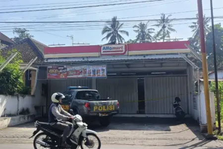Alfamart di Blitar Dibobol Maling, Aksi Pelaku Terekam CCTV Foto BeritaJatim.com