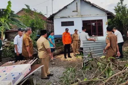 Tim Gabungan PB Jombang Salurkan Bantuan kepada Korban Bencana Angin Puting Beliung Foto BeritaJatim.com