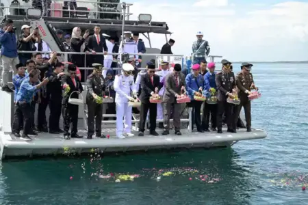Suasana Haru Iringi Tabur Bunga di Selat Bali, Banyuwangi Peringati Hari Pahlawan Foto BeritaJatim.com