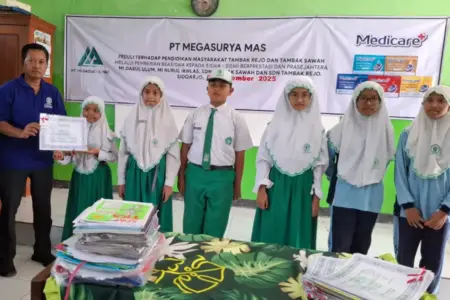 PT Megasurya Mas Salurkan Beasiswa untuk 361 Siswa di Sekitar Pabrik Waru dan Gresik Foto BeritaJatim.com