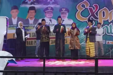 Wabup Kediri Resmi Buka Ekspresi Santri 2025 untuk Dorong Kemandirian Ekonomi Pesantren Foto BeritaJatim.com
