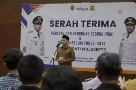 Dorong Investasi Berkelanjutan, Bupati Mojokerto Serahkan Sertifikat PBG dan SLF kepada Enam Perusahaan Foto BeritaJatim.com