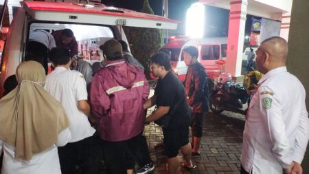 Pasutri Asal Kediri Luka Kena Abu Panas Erupsi Gunung Semeru di Jembatan Gladak Lumajang Foto BeritaJatim.com