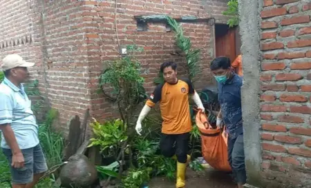 Ibu Rumah Tangga Asal Jombang Ditemukan Tewas Membusuk di Rumahnya, Suami Menghilang Foto BeritaJatim.com