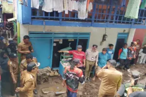 Puluhan Rumah Terdampak Usai Trotoar Jembatan Embong Brantas Malang Ambrol Foto BeritaJatim.com