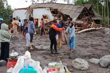 Awan Panas Semeru Terjang Dua Dusun di Supiturang Lumajang, 50 Rumah Rusak Foto BeritaJatim.com