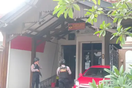 Kantor di Surabaya Digeledah KPK Diduga Milik Kontraktor Penggarap Monumen Reog di Ponorogo Foto BeritaJatim.com