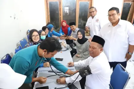 Peringatan HKN ke-61, Pemkab Jombang Gelar Bakti Sosial Pengobatan Gratis dan Bagi Sembako Foto BeritaJatim.com