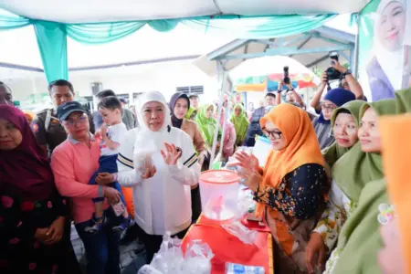Borong Sembako, Emak-Emak Benowo Surabaya Serbu Pasar Murah Pemprov Jatim Foto BeritaJatim.com