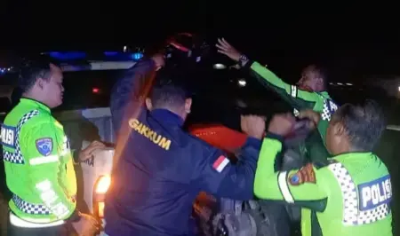 Kecelakaan Lalu Lintas di Jombang, Pengendara Motor Terkapar Usai Seruduk Truk Tangki Foto BeritaJatim.com
