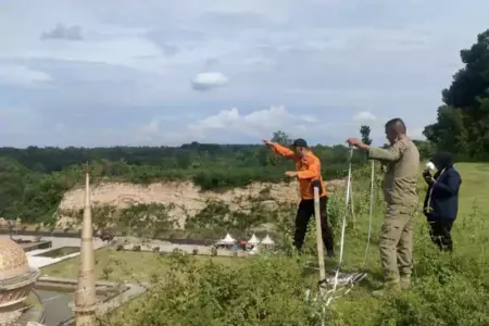 Waspada! BPBD Bojonegoro Deteksi Potensi Longsor di Area Masjid Wisata Religi Margomulyo Foto BeritaJatim.com