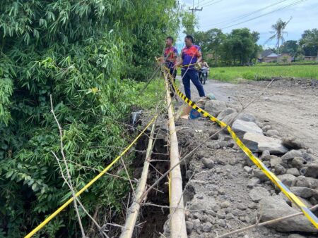 Longsor di Kejawan Bondowoso Akibatkan Badan Jalan Terkikis Foto BeritaJatim.com