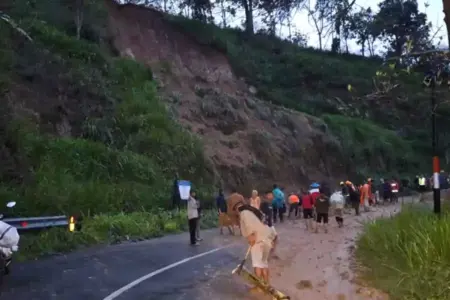 Kronologi Warga Poncol Tewas Tertimpa Longsor di Janggan Magetan Foto BeritaJatim.com