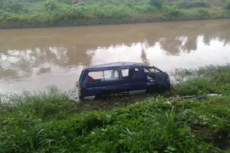 Alami Rem Blong, Mobil Angkot Tercebur ke Sungai di Lumajang Foto BeritaJatim.com