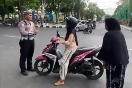 Ribuan Pelanggar Terjaring Operasi Zebra Semeru 2025 di Lamongan, 9 Remaja Balap Liar Ikut Diamankan Foto BeritaJatim.com