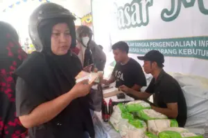 Ratusan Emak-Emak Serbu Pasar Murah Sembako di Sumenep Foto BeritaJatim.com