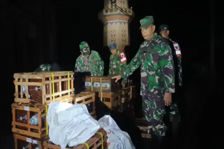 Patroli Malam, TNI Temukan Warga Kunjungi Zona Berbahaya di Gunung Semeru Foto BeritaJatim.com